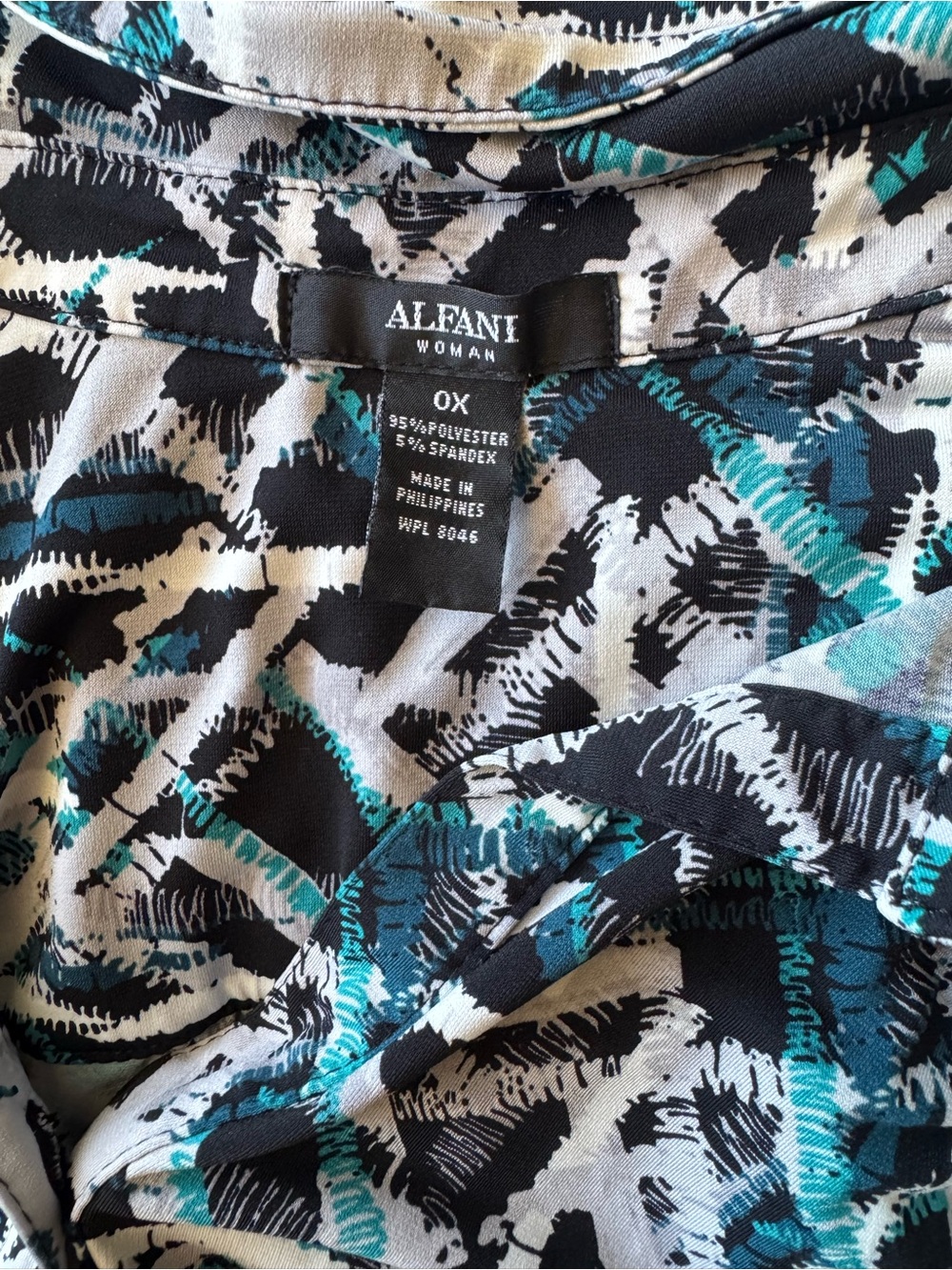 Alfani blue, black & white geometric abstract V-neck blouse-size 0X - Picture 10 of 10